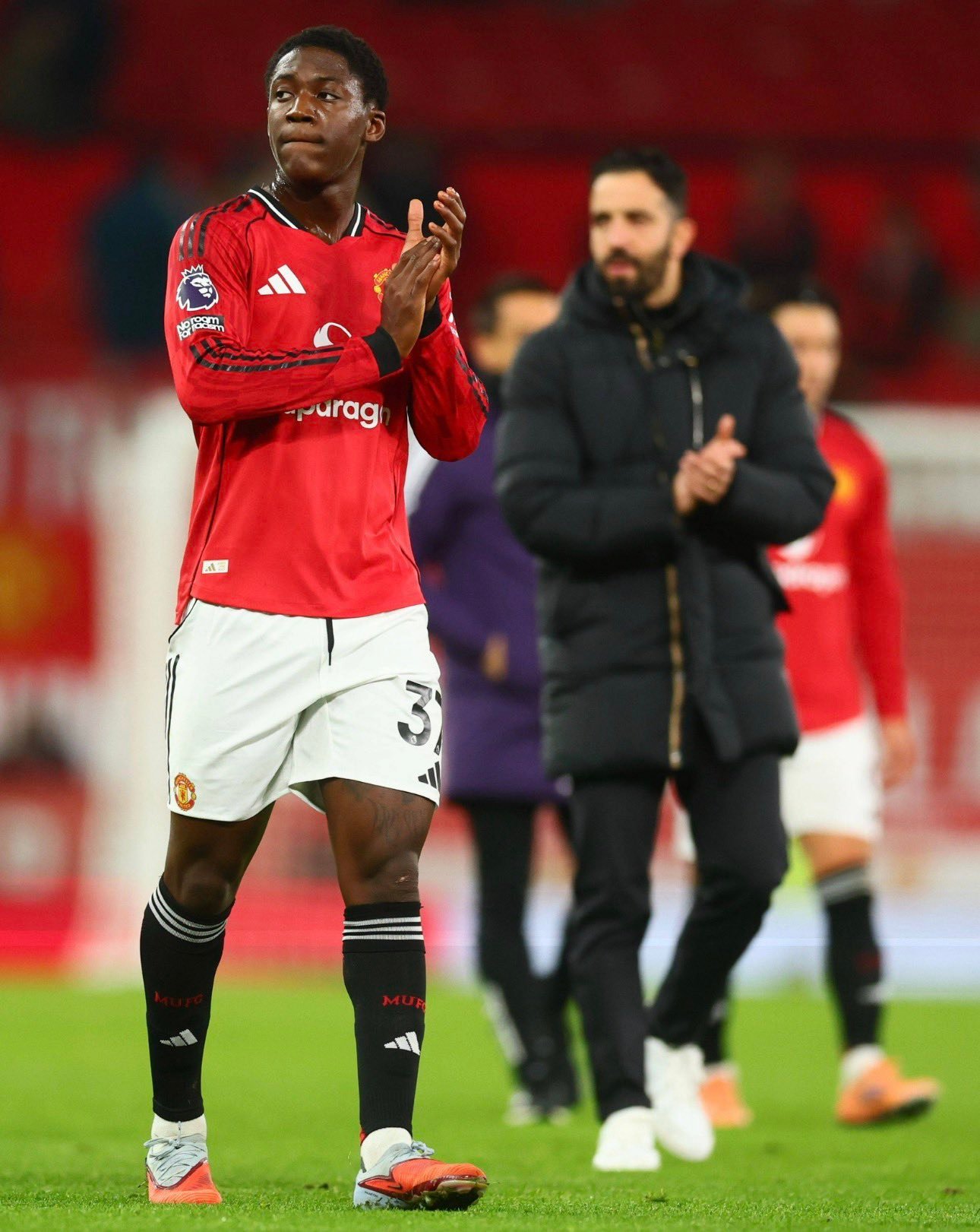 阿莫林称赞梅努：他将是曼联的未来。“我们不能让科比·梅努离开。他将是曼联的未来。