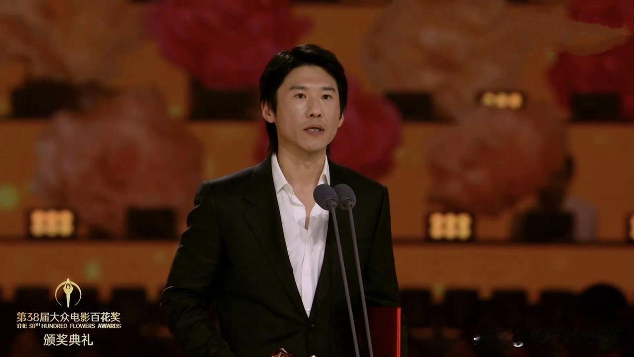 王骁获奖，母亲王馥荔太开心了！
百花奖闭幕式上，王骁获得最佳男配角，可以说，毫无