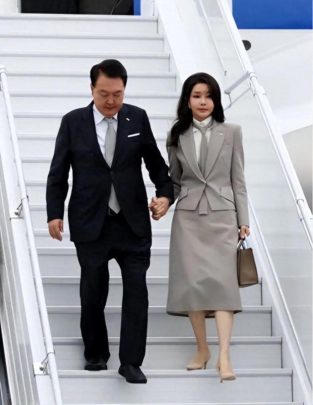这份感情，真的让人唏嘘！

8月14日，韩国前总统尹锡悦的夫人金建希被押往首尔钟