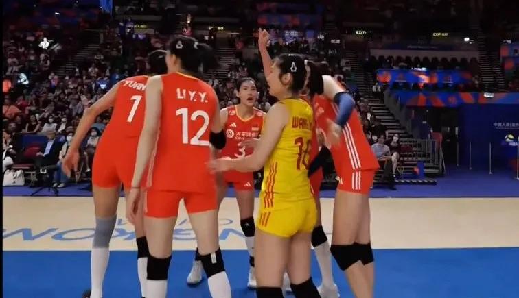  中国女排1-0保加利亚
今天世界女排联赛第三周的比赛开始，今晚20：30开始的
