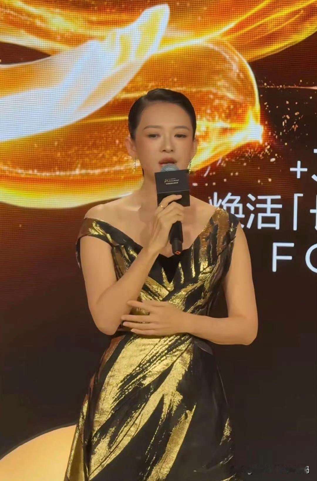 这是章子怡参加活动的照片，开始还以为是曾宝仪，两个人长的好像啊😄原来美女都有长