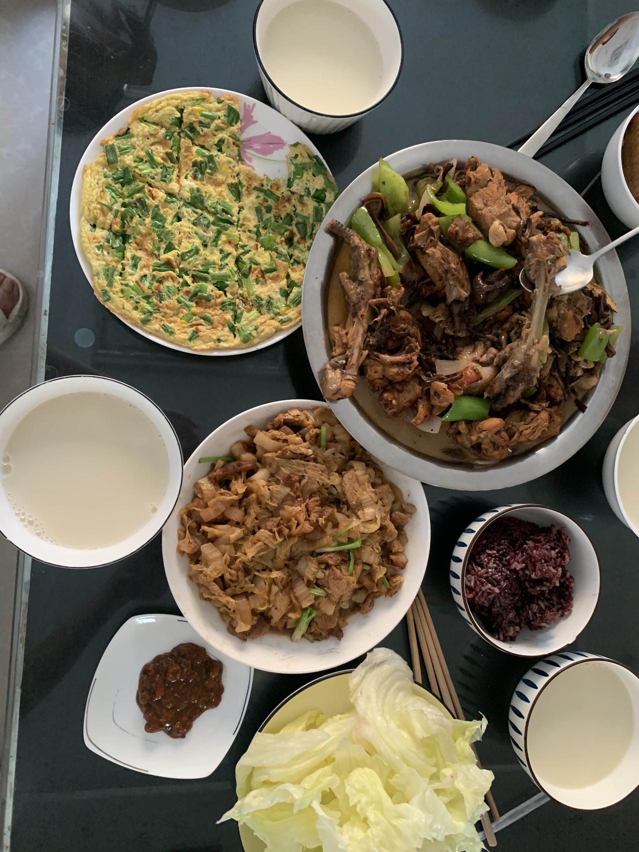 打卡今日晚餐
今日晚餐：榛蘑炖鸡、辣炒花哈、香葱炒蛋、白菜炒肉、生菜蘸酱；主食五