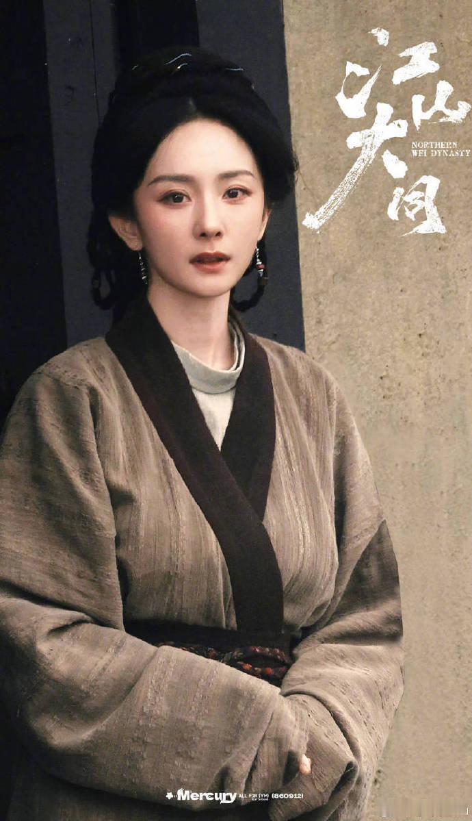 杨幂淡淡的妆造浓浓的美貌杨幂冯湮儿这是真妈咪 淡妆素衣、粗布加身，没有任何华丽修