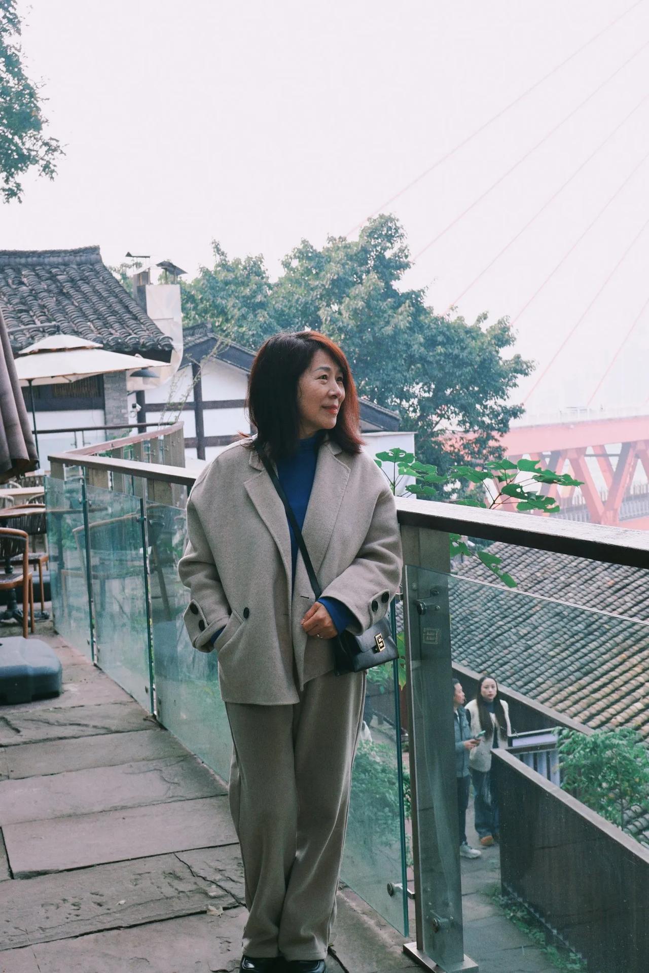 杨绛先生说：“世界是自己的，与他人无关。”

初闻此言，只觉是清冷的自我界限，经