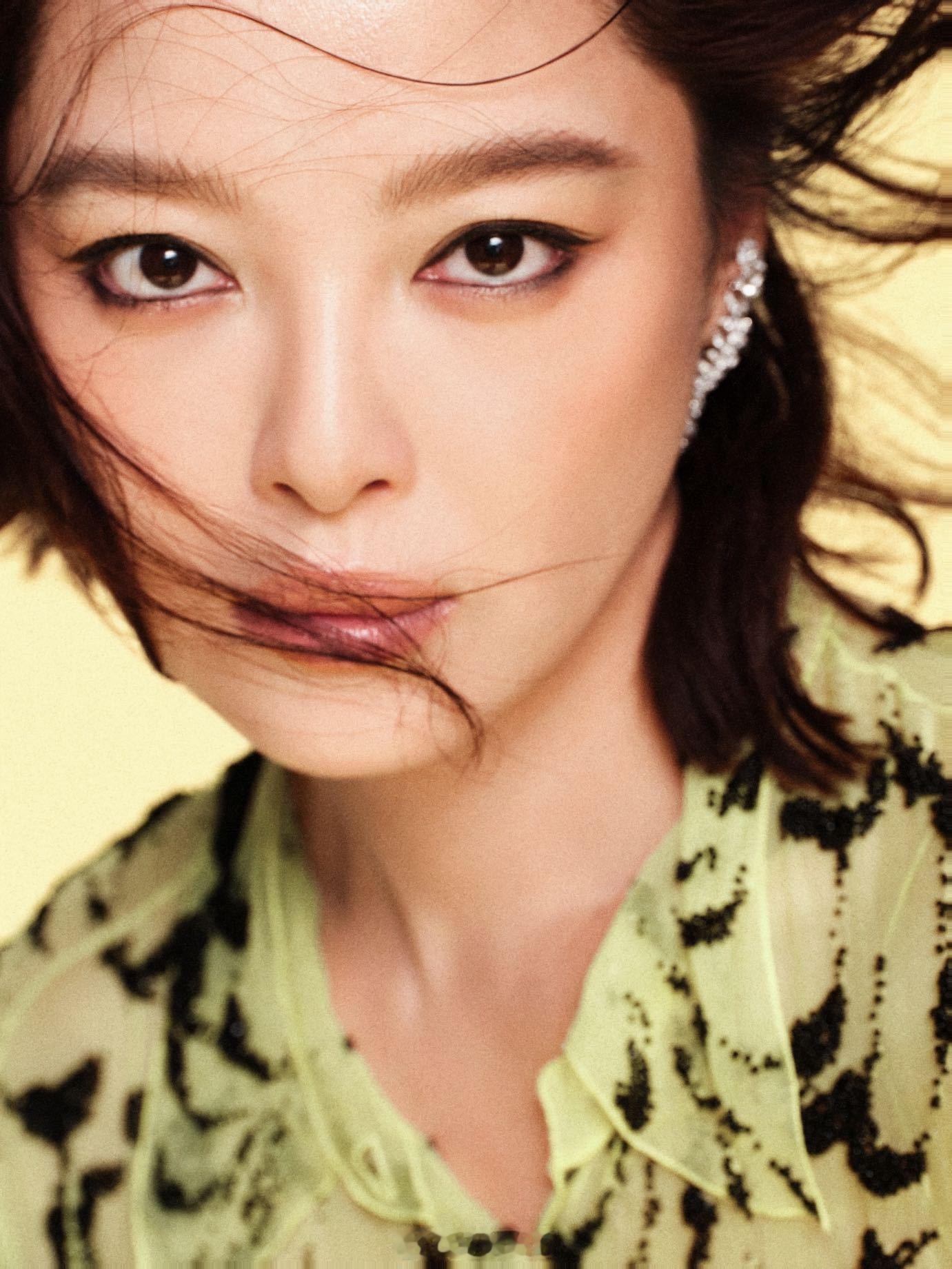 辛芷蕾香奈儿高定自由 荧光黄这种颜色放在别人身上可能容易翻车，辛芷蕾穿出来反而显