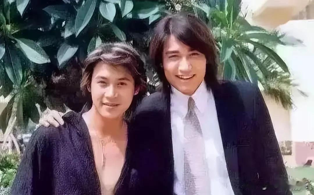 胡兵身边的这个男的是谁？留着长发，穿着开衫，和西装革履的胡兵形成鲜明对比，一个温