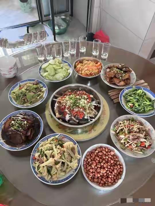 从酒杯来看有8杯，8个人吃这桌菜是什么条件家庭