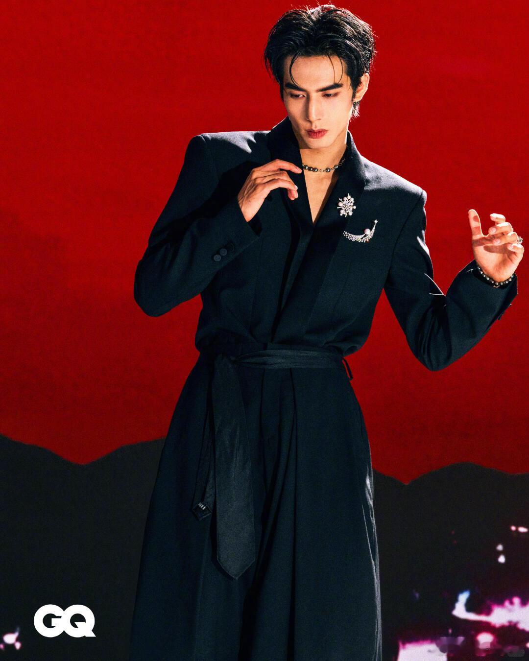宋威龙溢出屏幕的港男味 宋威龙登港版GQ！熟男感满满的背头发型，一身利落造型氛围