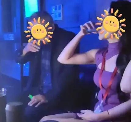 白嫖？新疆，一69岁大爷KTV唱歌，结识00后女子，期间女子以交学费和房租为由，