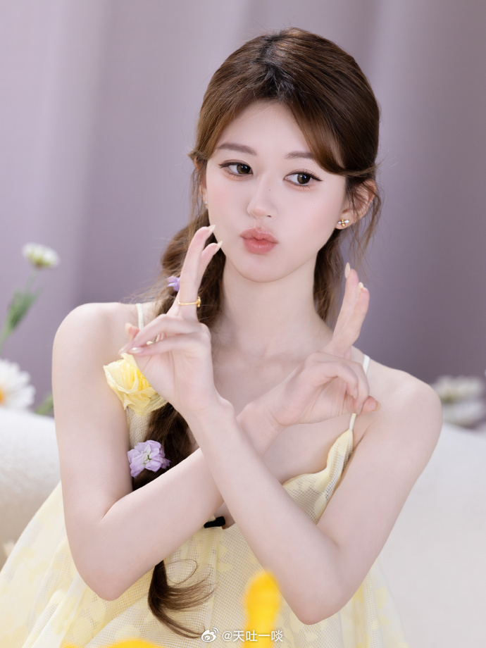 无袖纱裙、长发披肩气质温婉——赵露思。每日明星美图分享