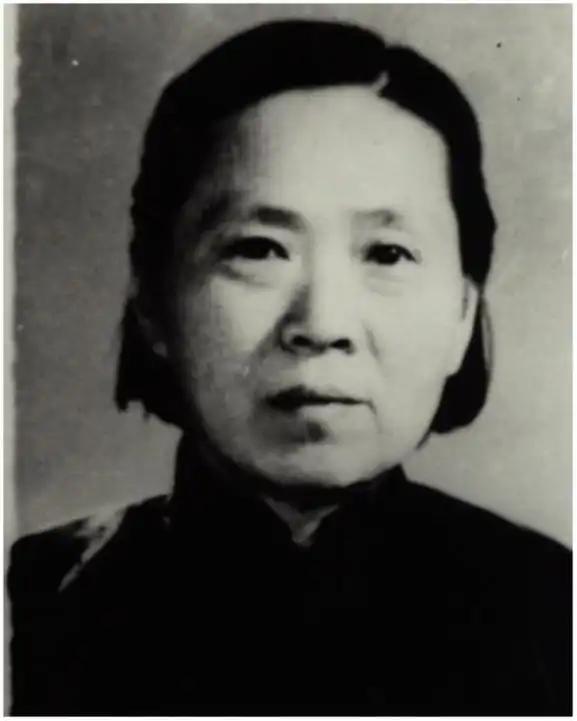 她17岁从战场背回一名重伤员，解放后，开国大将回来报恩。1927年，一位17岁的