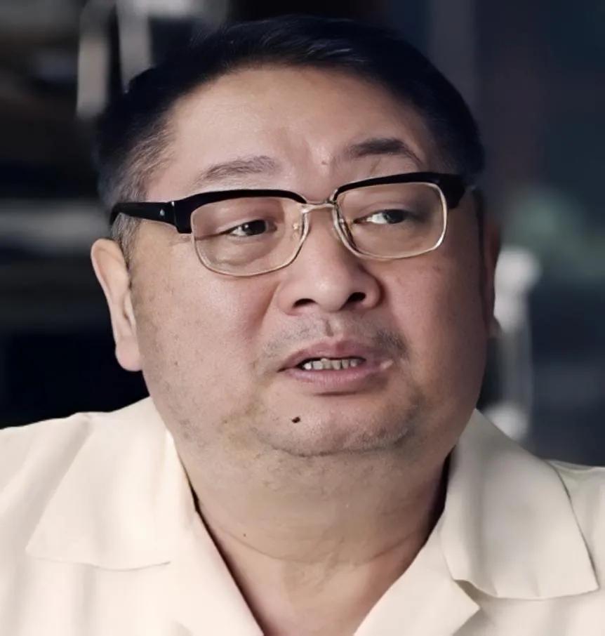  二大爷刘海中的扮演者方子哥，1950年1月4日出生于北京，方子哥老师小时候就登