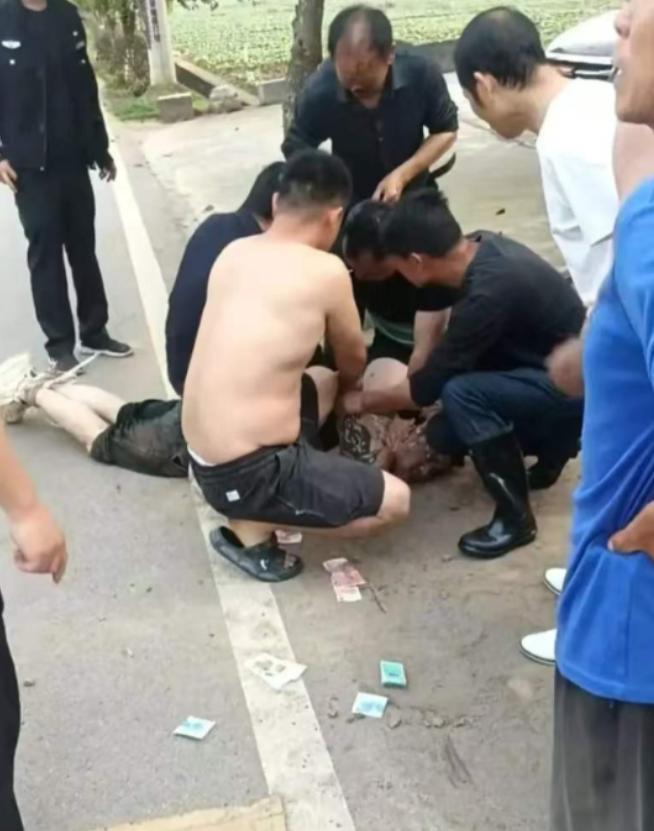 7月13日报道湖南，一 69 岁大爷发现了一名女子正被侵害，可他又身单力薄，就在