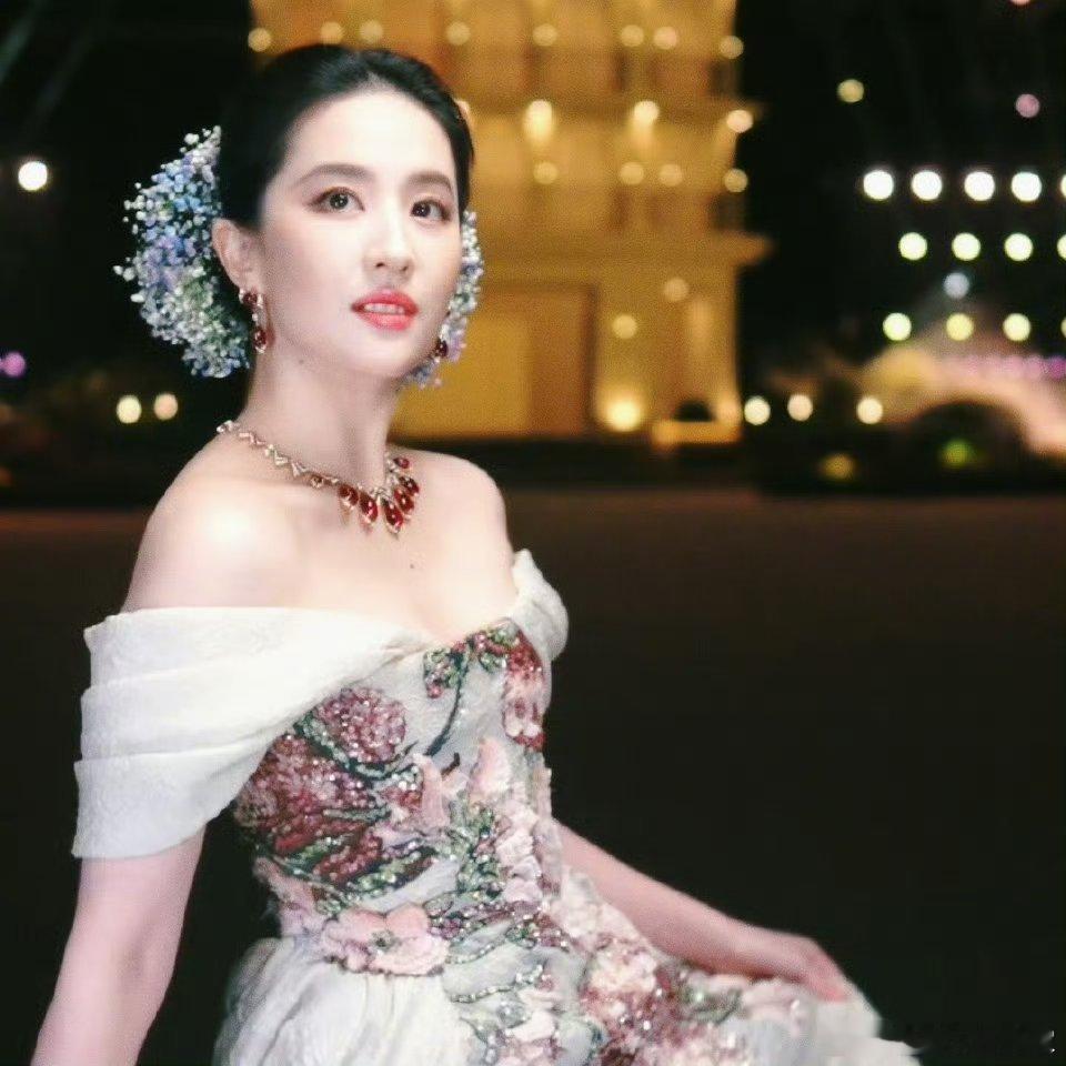 刘亦菲大杀四方的裙子我不说谁注意到天仙头上戴了满天星[污][污][污]好美的脸只