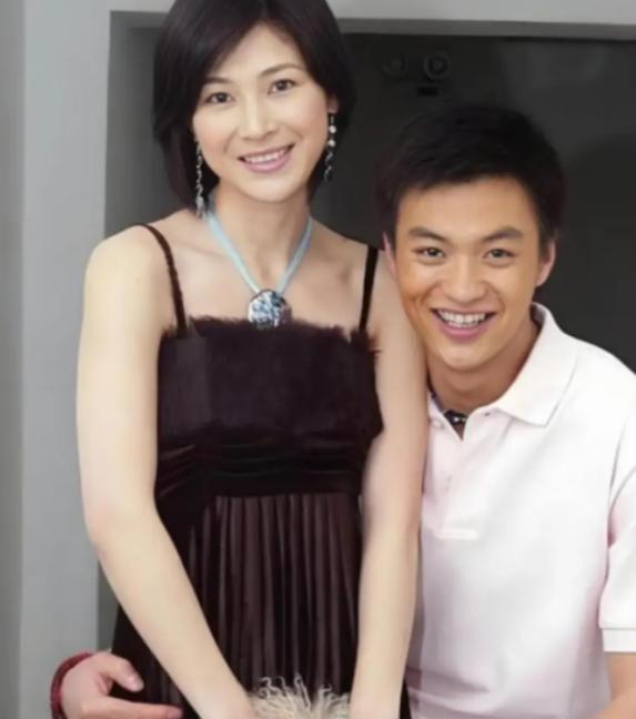 十二年前，坐拥五十亿的温州首富周旭辉，瞒着结发妻子，看上了演李云龙之妻的童蕾。在
