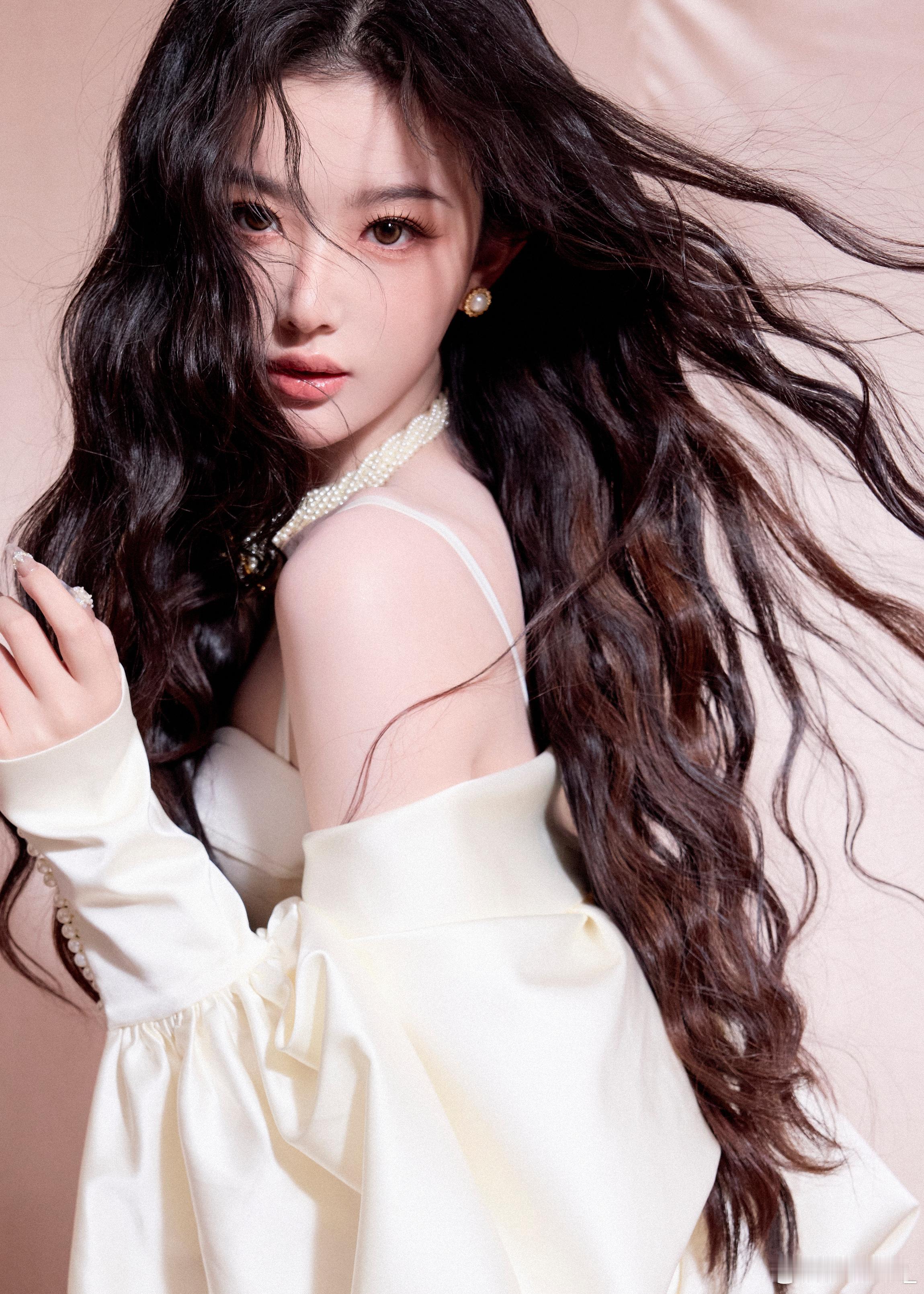 顶光下的孔雪儿 顶光都打不垮的美貌！孔雪儿这状态直接封神，大气五官+软萌妆造，白