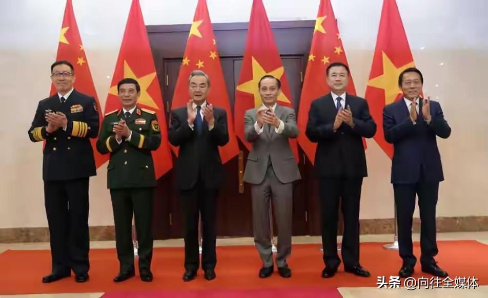 信号极强！越南亮出15年压箱底主力，中国领航入港，中美布局全落空
 
越南终于想