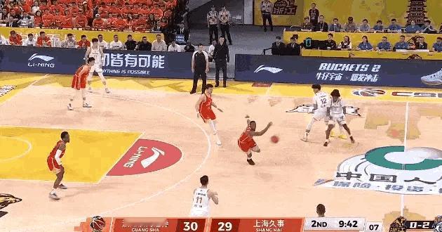 上海男篮打得太轻松了，这比赛看着不像是总决赛的强度，尤其是今天上午刚看完NBA的
