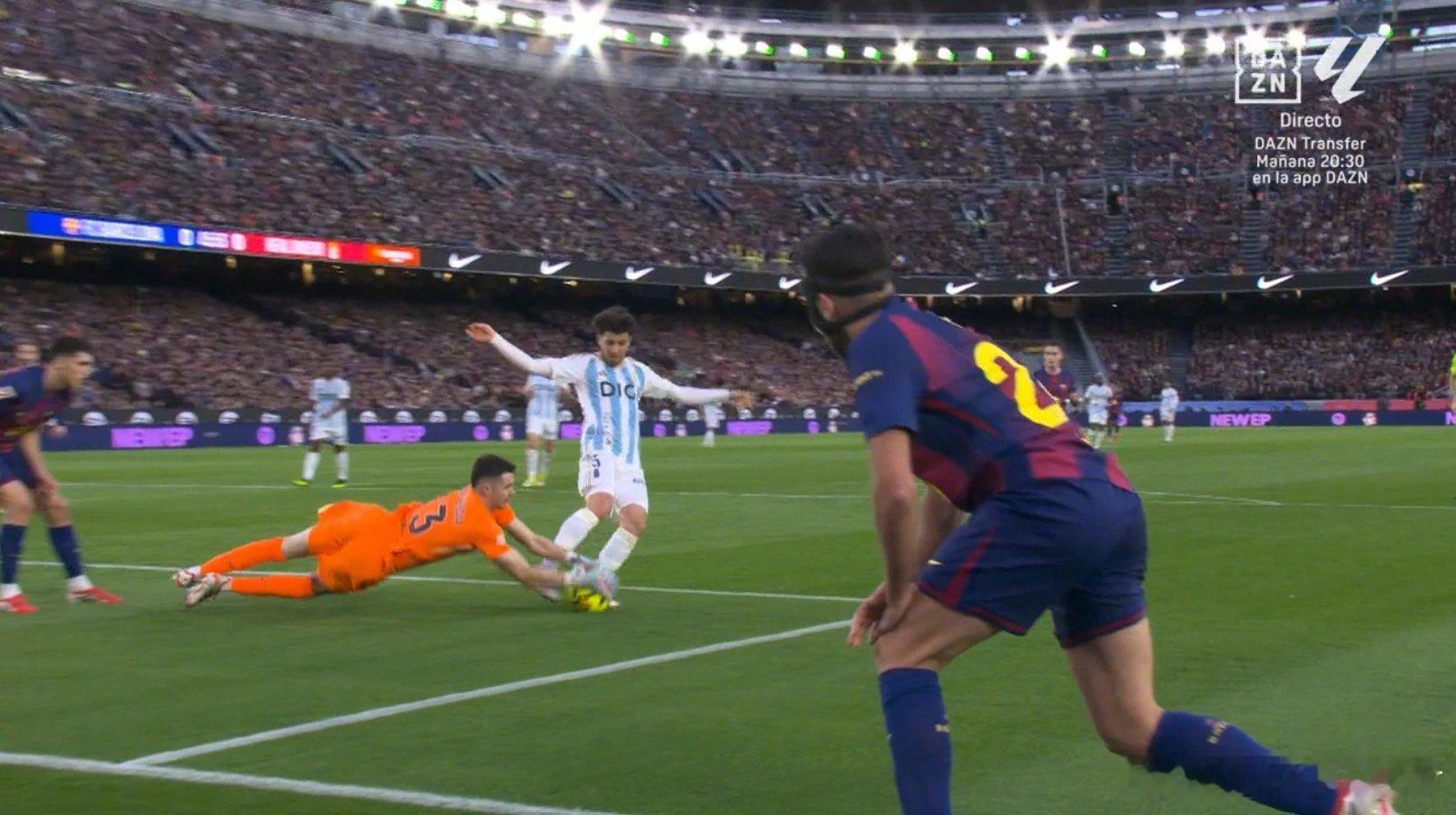 在巴塞罗那对皇家奥维耶多的比赛中，卓安·加西亚上半场出击抱球时“放倒”了客队球员