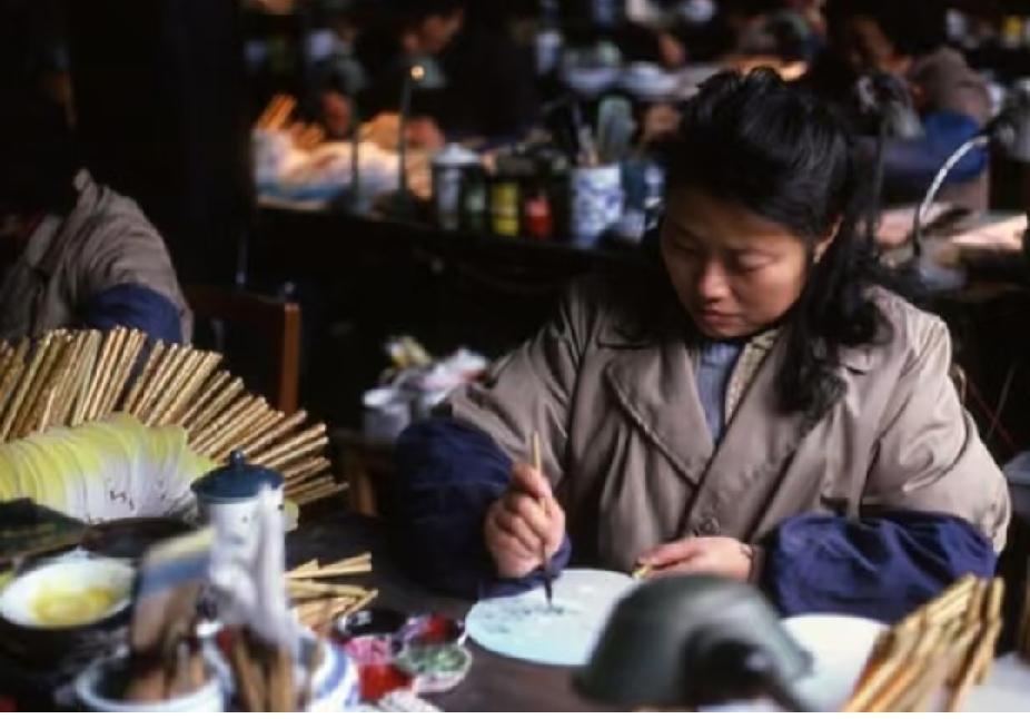 这张彩色纪实照片拍摄于上世纪80年代，是外国来华摄影师记录的民间手工艺作坊实景。