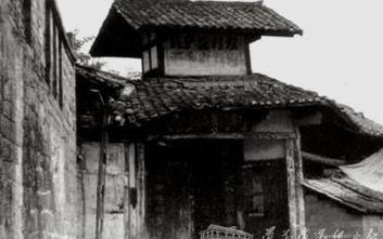 1935年，红军在遵义城，仅仅抄了一个黔军师长家，红军就差不多吃饱，光从他家就搜