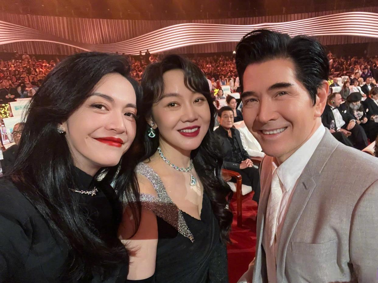 姚晨、闫妮和费翔合影，然后费翔轻松胜出了。本来男明星与女明星是没有可比性的，奈何