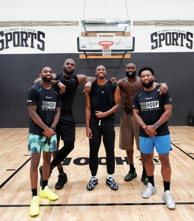 詹姆斯马克西杰伦布朗三人合练NBA重磅同框！76人新三巨头洛杉矶集体开练！詹姆斯