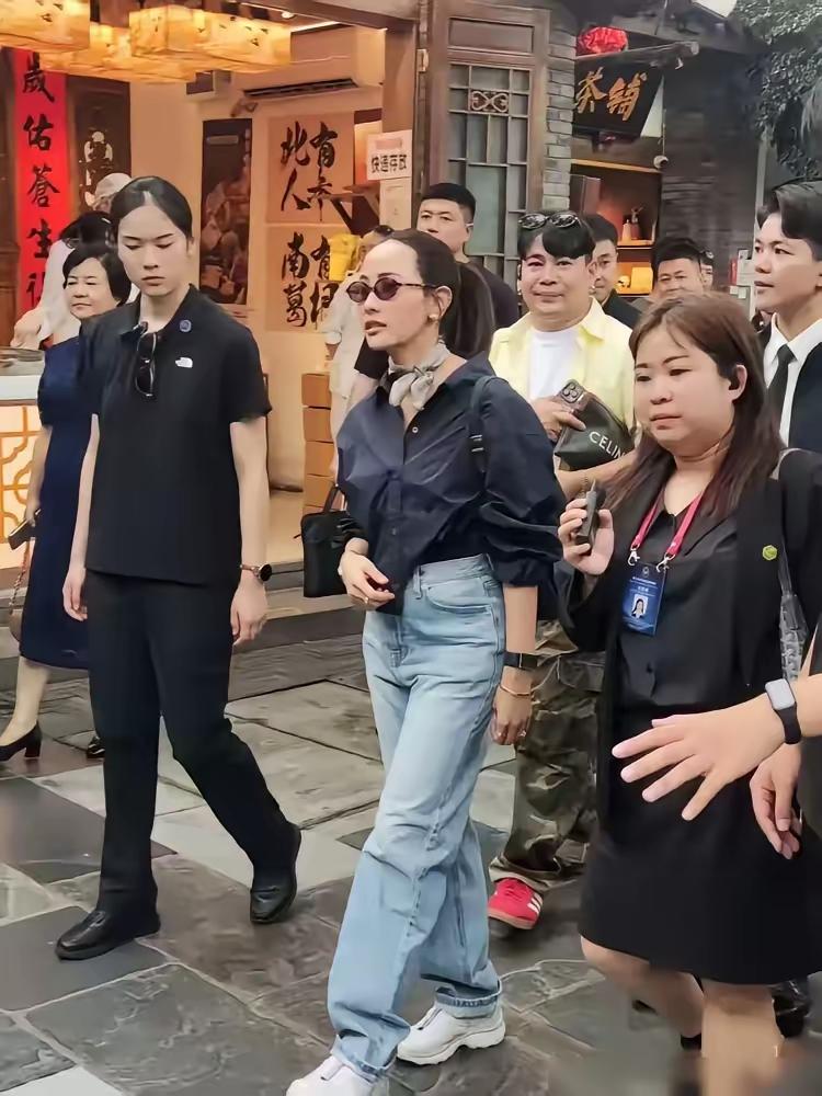 泰国总理夫人来成都，街头一身行头扒出来后，我沉默了。
T恤，499元。牛仔裤，8