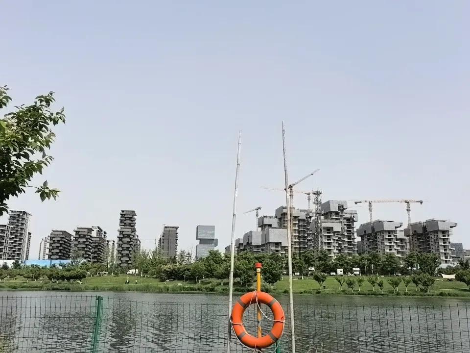 随着房地产市场萎靡不振，新区建设也应声减速，能源金贸区作为西咸新区最有价值的区域