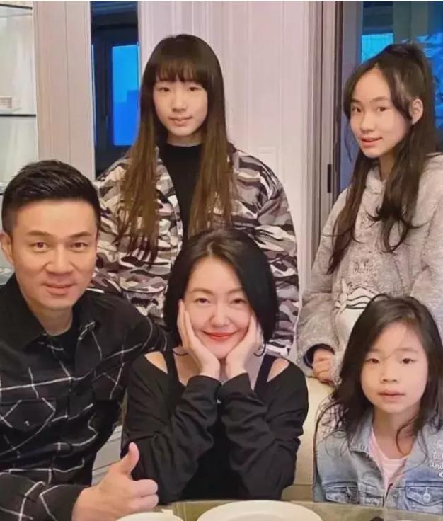 一次节目中，林志玲问小S：“你老公多久没碰你了？”没想到，小S的答复直接将她婚姻