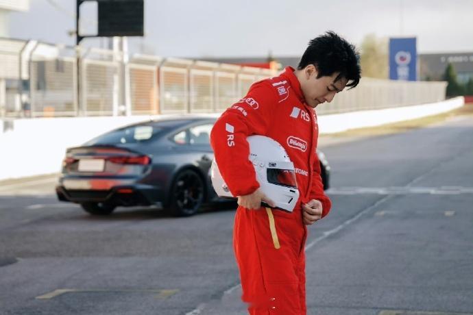 孙艺洲解锁赛车手身份  今日孙艺洲荣耀解锁赛车手身份，手握赛照，身着红衣，帅气无