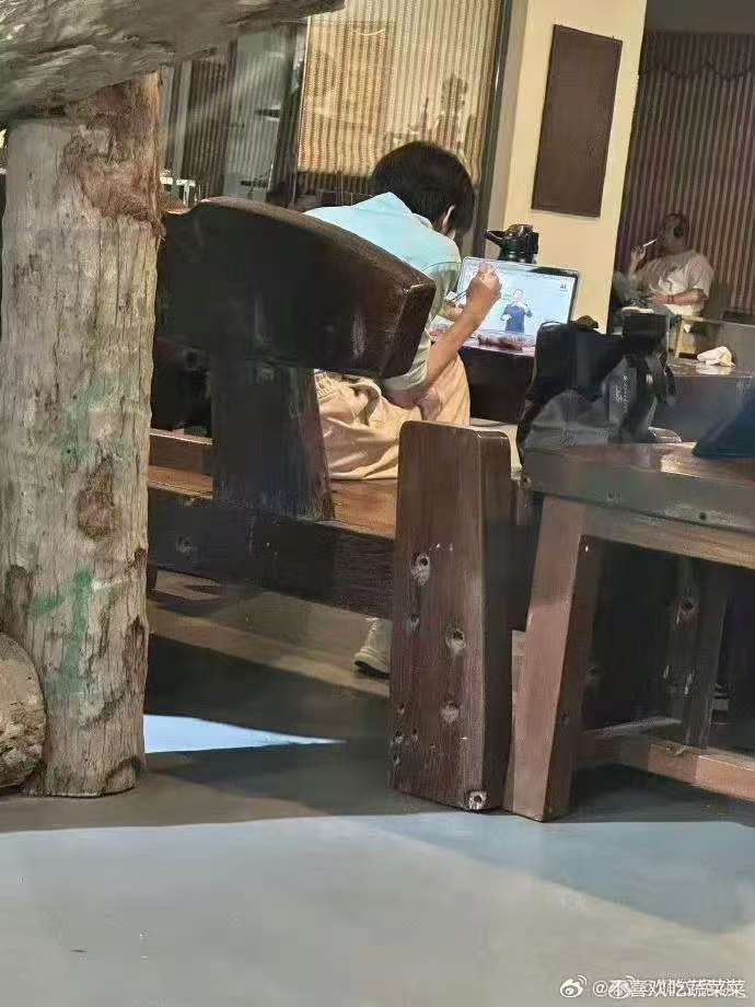 杨博文拍戏间隙上网课杨博文拍戏还在上网课 我天…好努力的小孩 