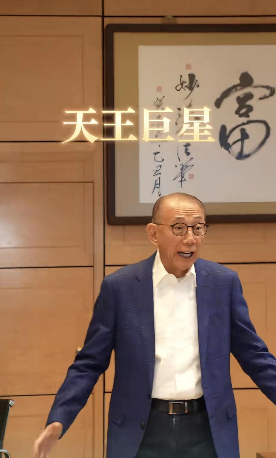 难怪杨受成公司的艺人离职率低呢，感觉他们的关系不像上下级，更像是朋友。

李克勤