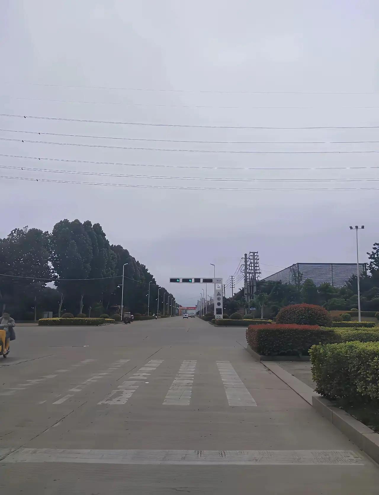 泪目！贵州，一八旬孤寡老人想用40块钱买一件棉袄，可老板非45块不卖，就在老人手