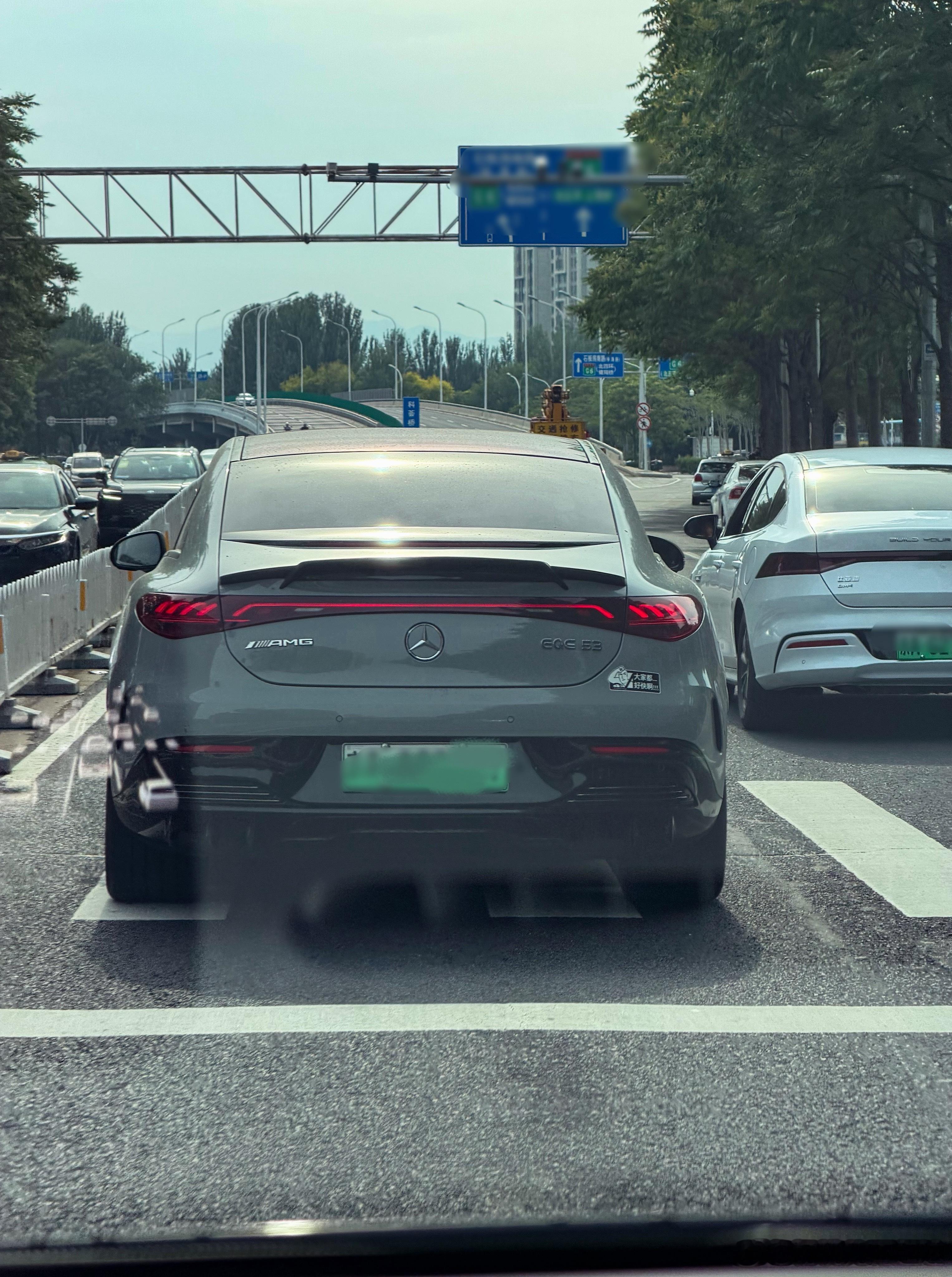 EQE少见，AMG EQE 53 就更更更少见了！真好奇啊  三年前买这台指导价