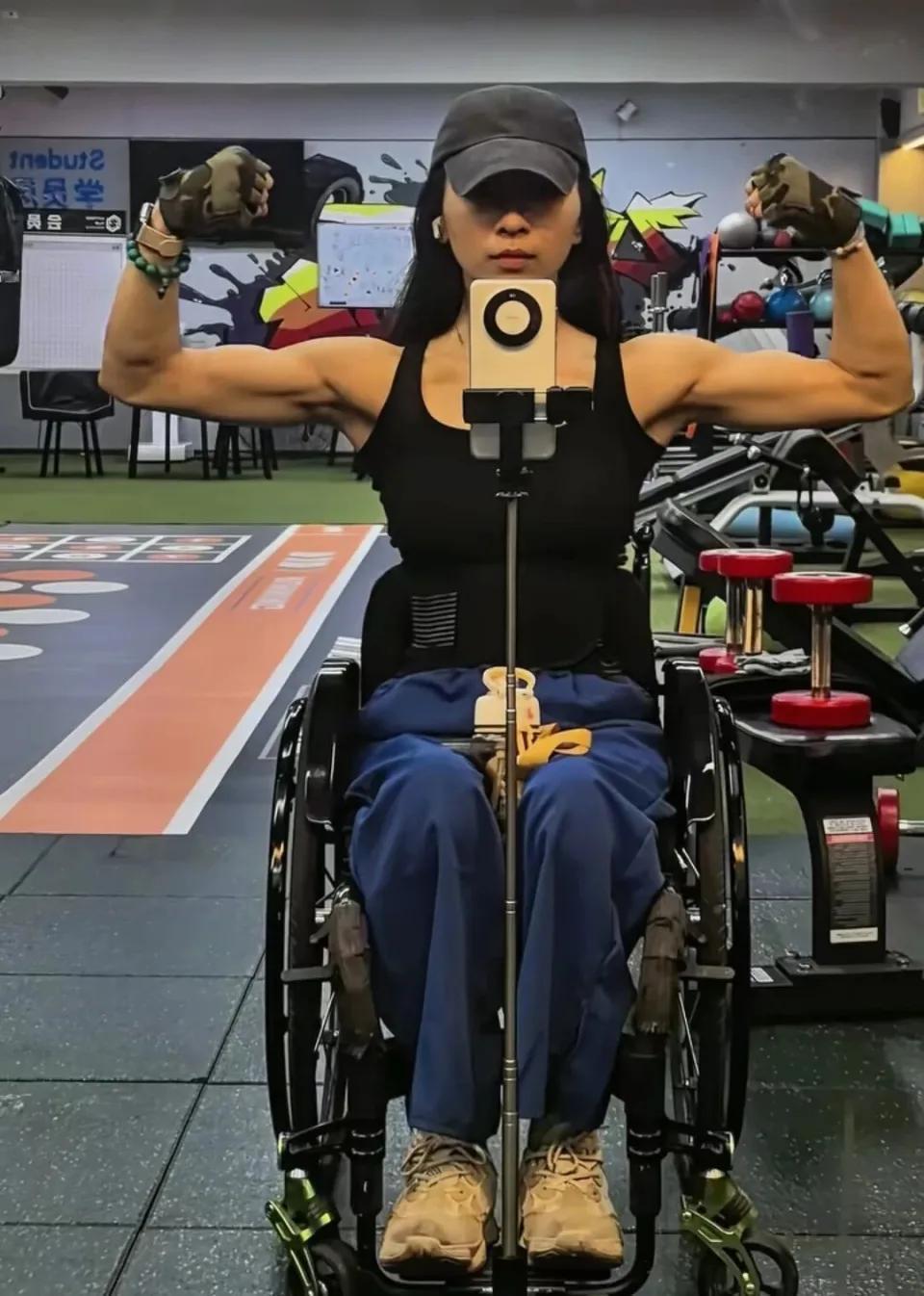 10月13日，四川成都24岁研二女生黄同学在轮椅上练出“麒麟臂”登上热搜。202