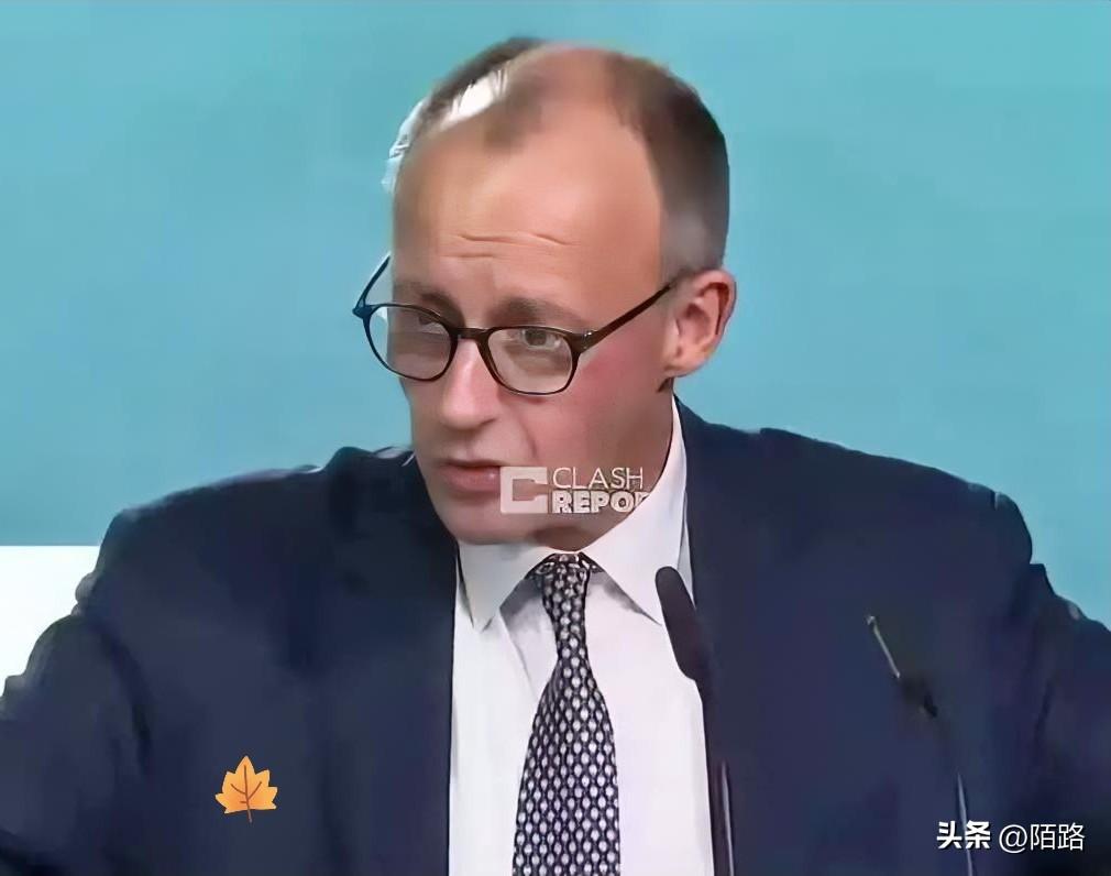 德国总理默茨来中国访问后，回去开会声音都比平时大了许多，站在台上发言的默茨，再次