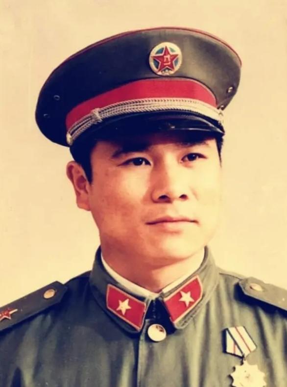 1979年，对越自卫反击战中，班长黄招强带着伤员们撤退，中途突然清点人数，他习惯