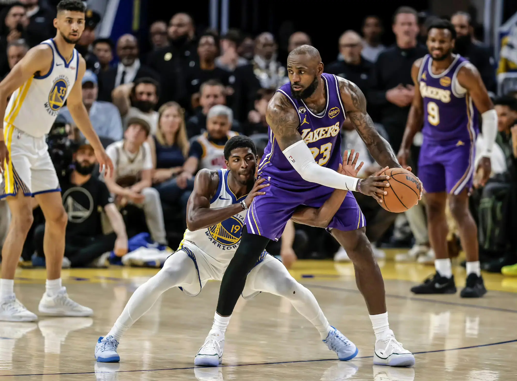 解锁了全新的防守方式，不愧是你，金州勇士！詹姆斯半场22分