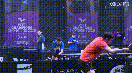 莎莎在后面训练场又被coco捏了，
看coco这样，感觉他是有点情不自禁啊，走着