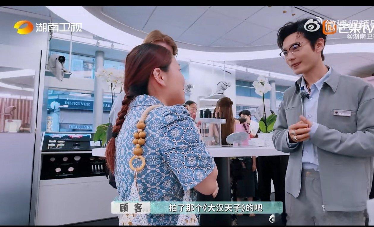 黄晓明听到店长就回头巴黎合伙人名场面巴黎合伙人这段真的笑不活！《巴黎合伙人》里晓