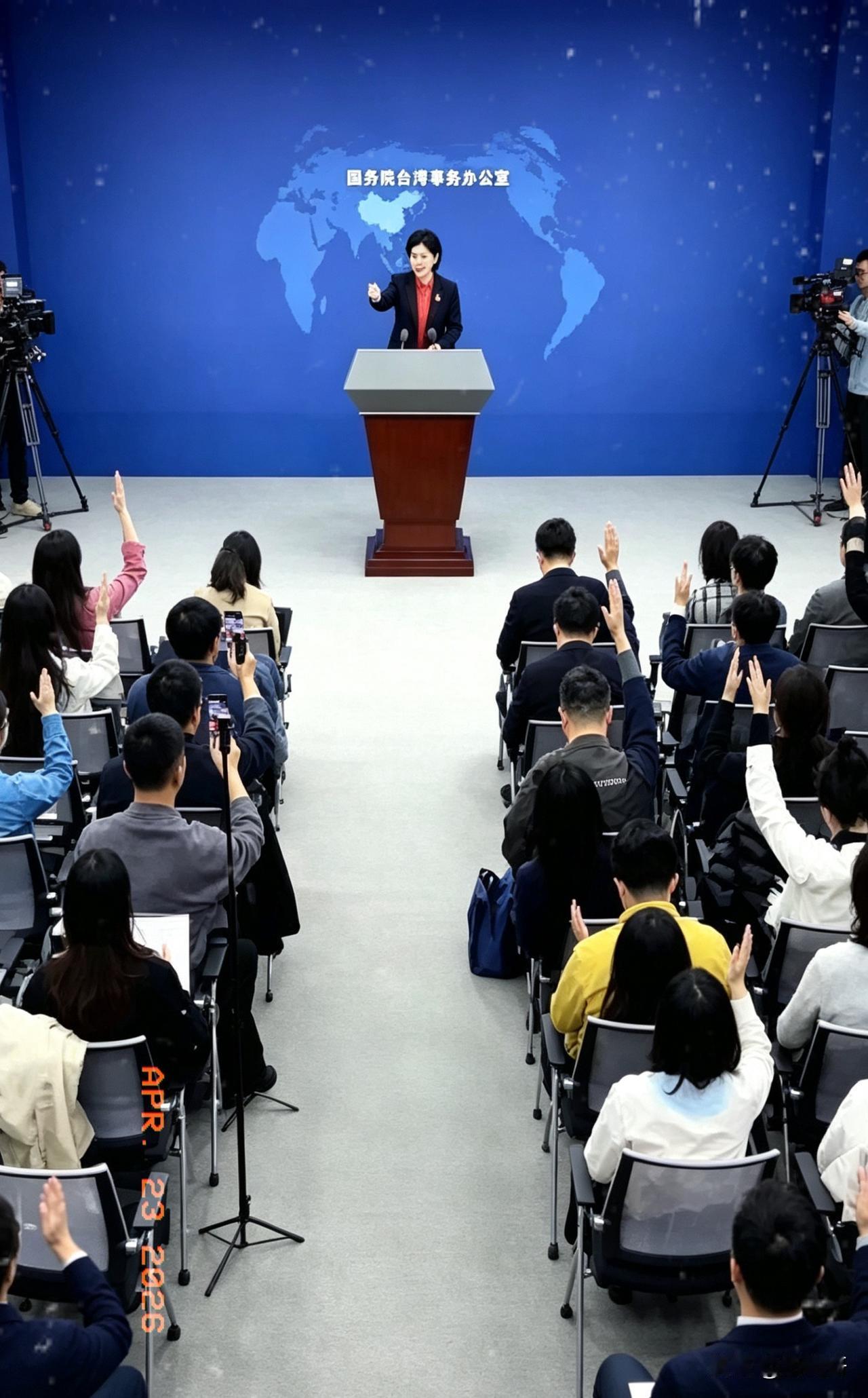 刚看国台办发布会，被这个细节笑翻了，真是高智商的游戏！

在国台办例行新闻发布会