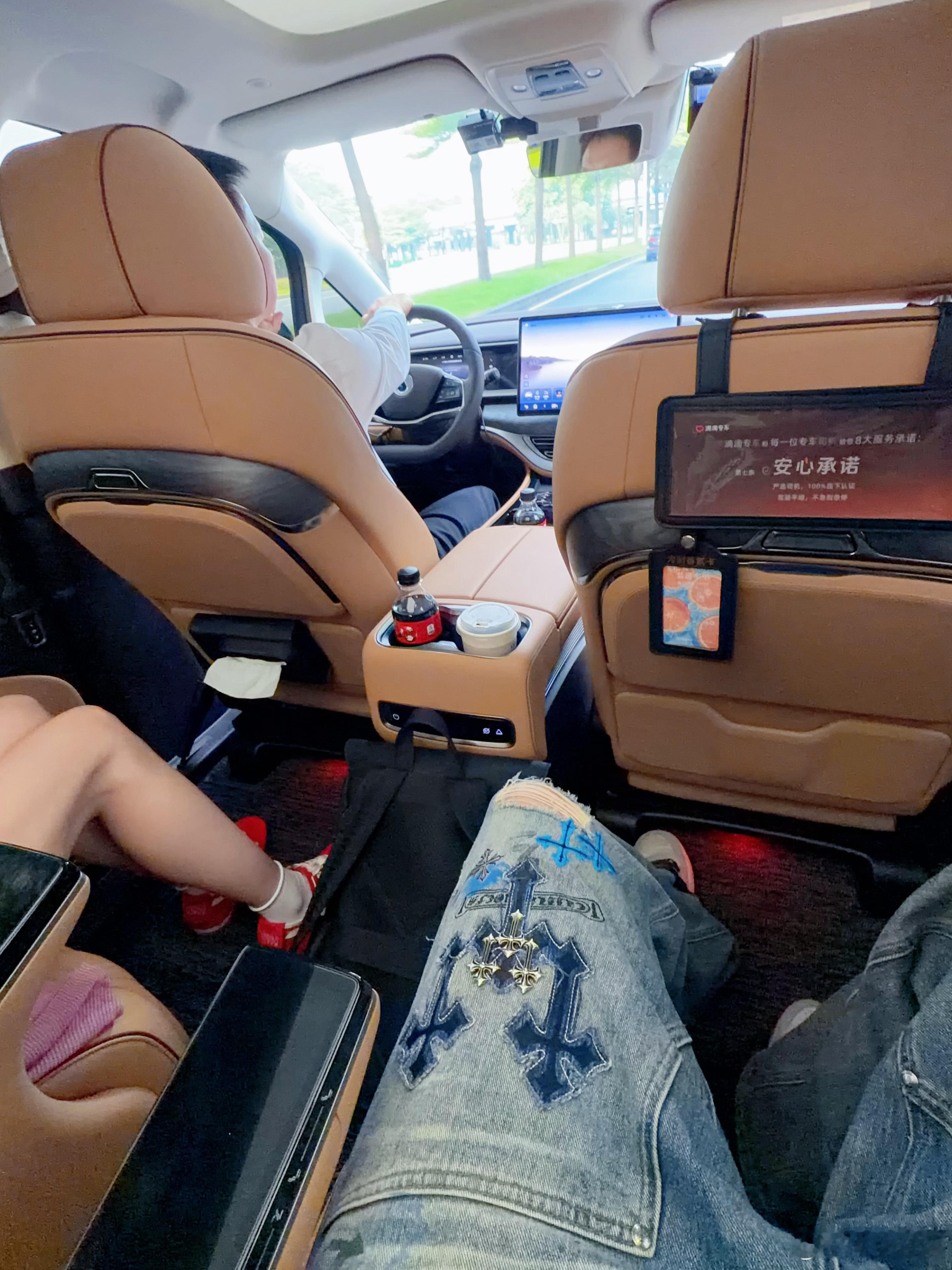 继续飞✈️(≧◡≦)深圳的专车经常能打到腾势，比杭州好太多啦 ​​​