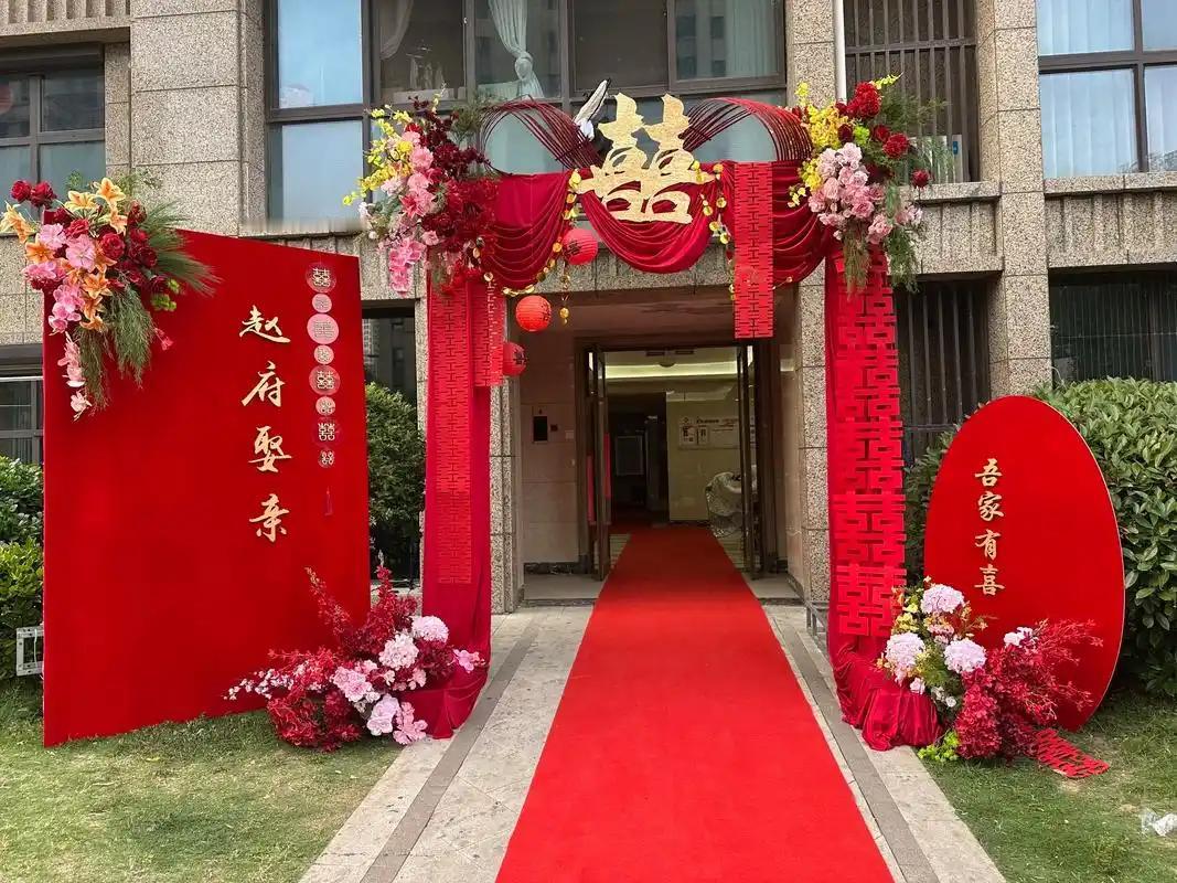 一个月前，小区内有人结婚放鞭炮，不知道被谁给举报了，民警到达时，一对新人正拥抱着