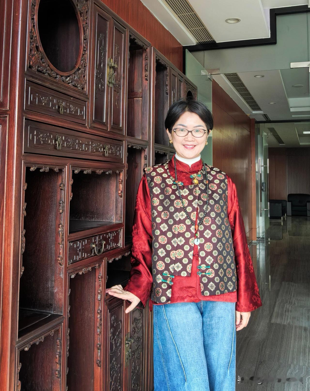 买了一件红色皮子的外套
才看到很多自媒体博主的标题
说马年过年不能穿红色
原因还