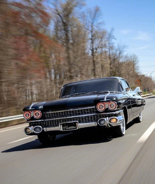 1959 凯迪拉克帝威 DeVille，把喷气战机与火箭的锋芒焊在了车身上！高耸