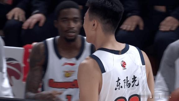 王少杰低级失误被罚下，杜峰指导高兴不起来


王少杰打的不错，篮下打进，但是打进