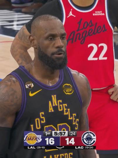 詹姆斯的头发确实少了很多，其实他已经挣够了金钱地位荣誉了，现在打球说白了给观众一