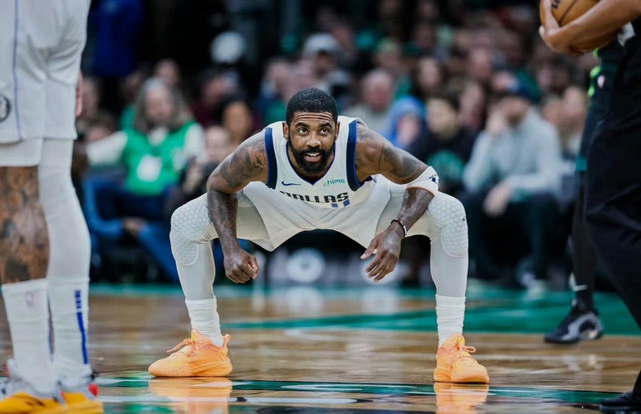 欧文大手笔！圣诞节来临，为独行侠每位队友赠送高尔夫车作为礼物！
状元弗拉格、克莱