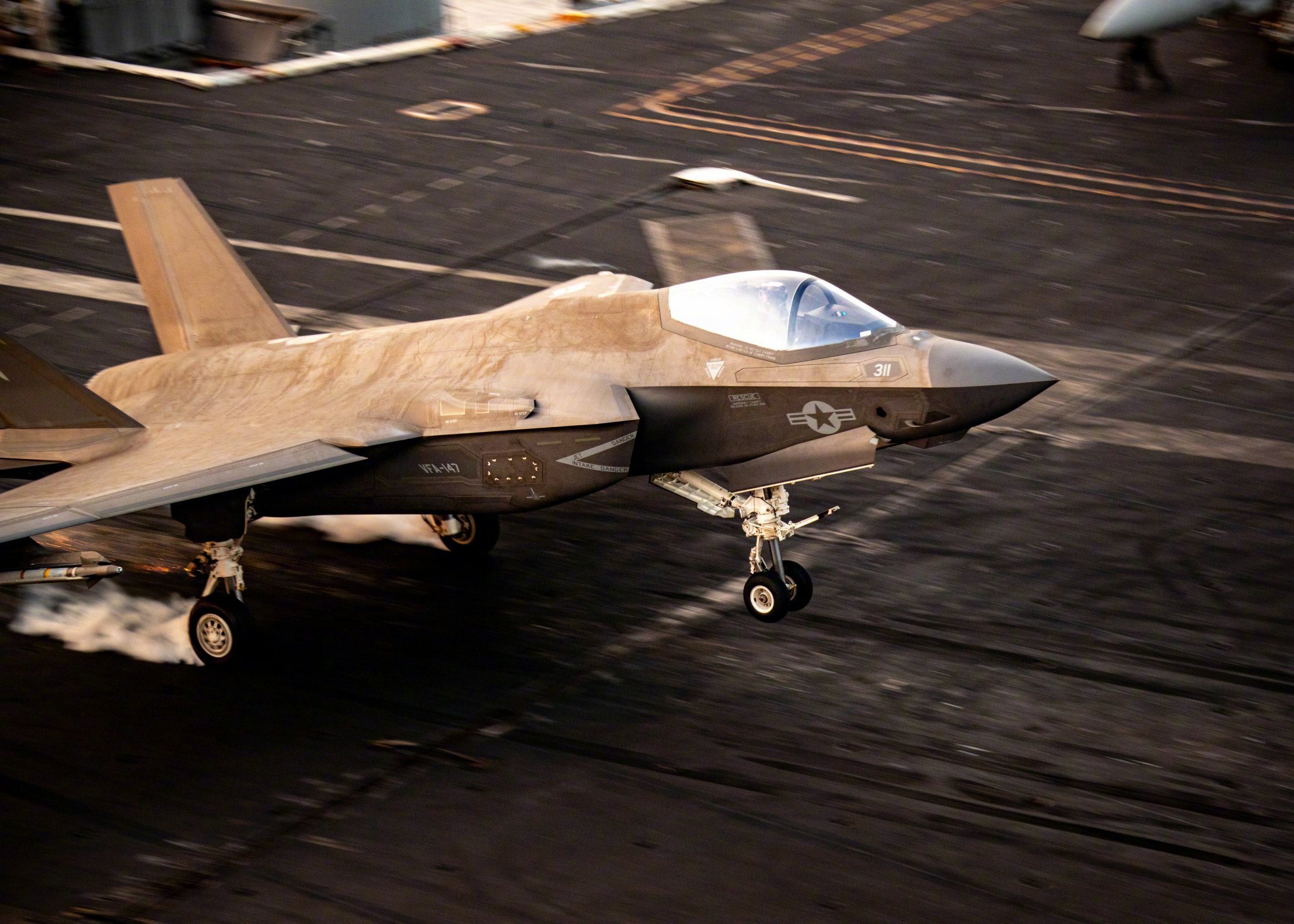 满城尽带黄金甲，肥电锈成啥模样？"一架F-35C“闪电II”单座单引擎隐形多用途